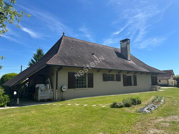 Maison avec piscine et dépendances entre CHALON-SUR-SAONE et LONS-LE-SAUNIER proche LOUHANS et ses 157 arcades à 25 minutes de l'autoroute A39 et 30 minutes de l'A6