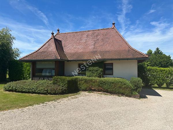 Maison avec piscine et dépendances entre CHALON-SUR-SAONE et LONS-LE-SAUNIER proche LOUHANS et ses 157 arcades à 25 minutes de l'autoroute A39 et 30 minutes de l'A6