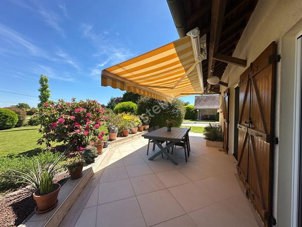 Maison avec piscine et dépendances entre CHALON-SUR-SAONE et LONS-LE-SAUNIER proche LOUHANS et ses 157 arcades à 25 minutes de l'autoroute A39 et 30 minutes de l'A6