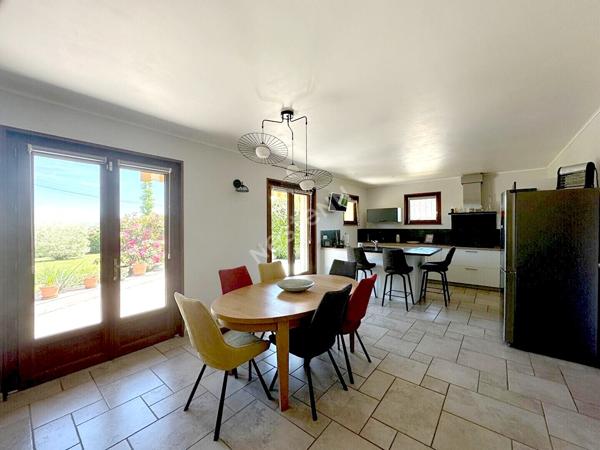 Maison avec piscine et dépendances entre CHALON-SUR-SAONE et LONS-LE-SAUNIER proche LOUHANS et ses 157 arcades à 25 minutes de l'autoroute A39 et 30 minutes de l'A6