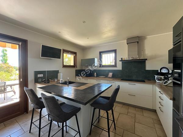 Maison avec piscine et dépendances entre CHALON-SUR-SAONE et LONS-LE-SAUNIER proche LOUHANS et ses 157 arcades à 25 minutes de l'autoroute A39 et 30 minutes de l'A6