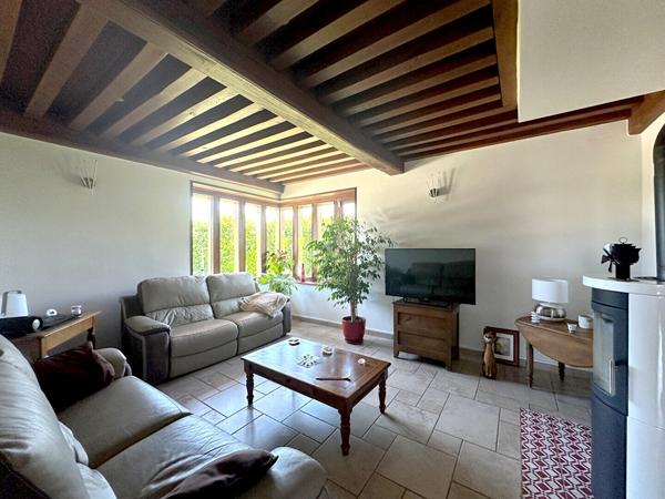 Maison avec piscine et dépendances entre CHALON-SUR-SAONE et LONS-LE-SAUNIER proche LOUHANS et ses 157 arcades à 25 minutes de l'autoroute A39 et 30 minutes de l'A6