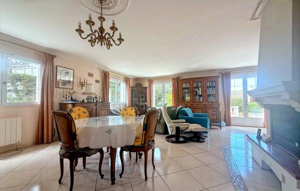 A VENDRE Tanchet- Maison lumineuse avec piscine