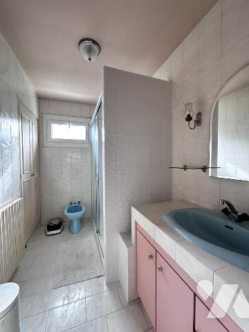 A VENDRE 56 VANNES Secteur Gare, maison années 70 + de 200 m² habitables sur jardin 548 m²