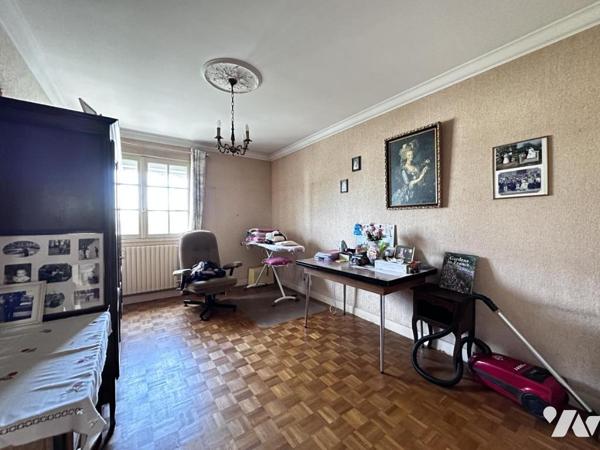 A VENDRE 56 VANNES Secteur Gare, maison années 70 + de 200 m² habitables sur jardin 548 m²