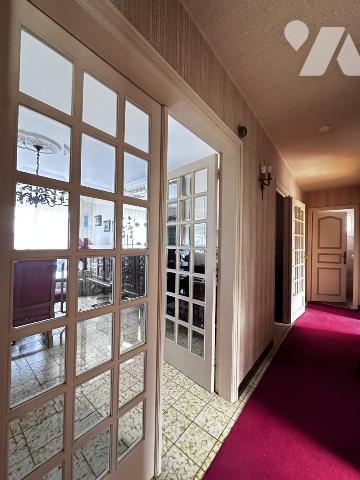 A VENDRE 56 VANNES Secteur Gare, maison années 70 + de 200 m² habitables sur jardin 548 m²