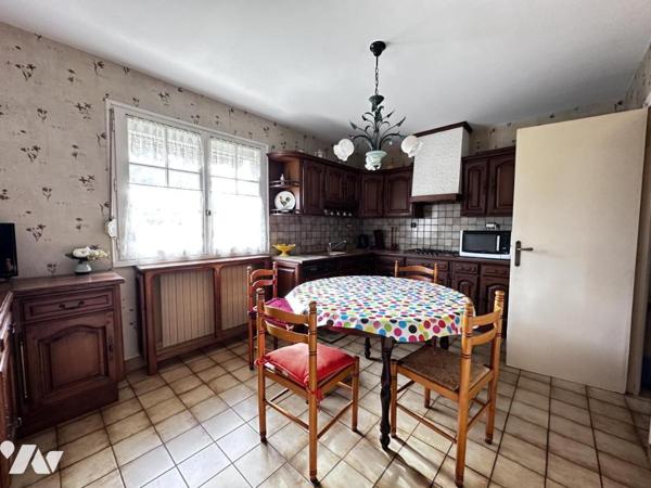 A VENDRE 56 VANNES Secteur Gare, maison années 70 + de 200 m² habitables sur jardin 548 m²