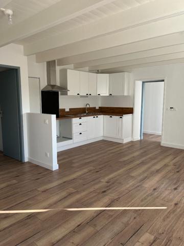 Maison sur deux niveaux à SERIGNY