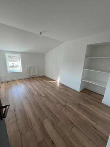 Maison sur deux niveaux à SERIGNY