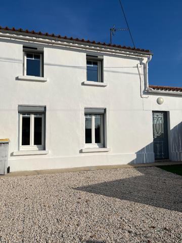 Maison sur deux niveaux à SERIGNY