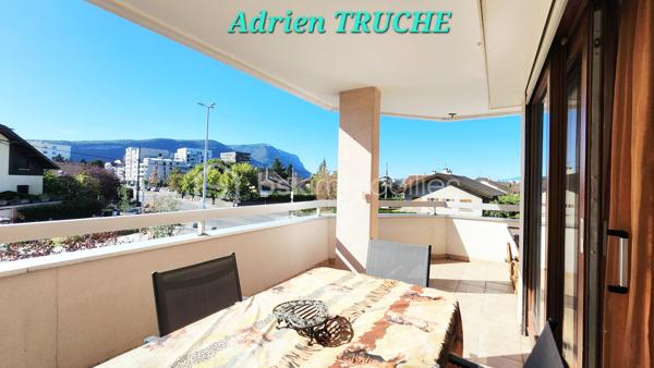 Magnifique appartement T4 de 89m2, à proximité immédiate de la douane de Pierre-à-Bochet, du tram et de la voie verte en direction de Genève.
Accès rapide Genève / frontière Suisse.

Composé d'une entrée, cuisine semi-ouverte sur un spacieux espace vie salon-séjour. L'espace vie donne accès à une spacieuse terrasse de 21 m² sans vis-à-vis.
Côté espace nuit, vous bénéficierez de 3 chambres dont une chambre ayant accès à la terrasse, une salle de bains composée d'une grande vasque + baignoire.

Belle résidence entretenue disposant de belles prestations (bel accueil, communs, ascenseur).
La terrasse est exposée plein sud, sans vis à vis, avec possibilité de la fermer en véranda selon le règlement de copropriété.

Emplacement idéal, proche écoles, commerces, transports : voie verte à 50 mètres, tramway et bus à 300 mètres, gare routière à 1 km.
Beau parc nature à proximité immédiate de la résidence pour passer de bons moments détente.

Chauffage électrique : DPE C
Profitez d'une belle cave en sous-sol pour entreposer du matériel.

Au pied de la résidence, grand parking privatif sécurisé par une barrière. Places libres disponibles en grande quantité.

Appartement idéal pour une famille ou un investissement patrimonial.