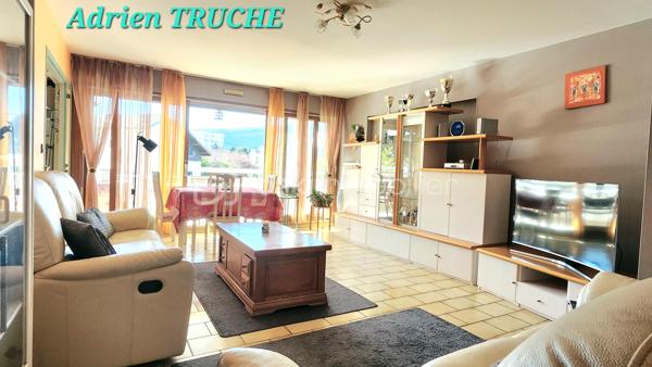 Magnifique appartement T4 de 89m2, à proximité immédiate de la douane de Pierre-à-Bochet, du tram et de la voie verte en direction de Genève.
Accès rapide Genève / frontière Suisse.

Composé d'une entrée, cuisine semi-ouverte sur un spacieux espace vie salon-séjour. L'espace vie donne accès à une spacieuse terrasse de 21 m² sans vis-à-vis.
Côté espace nuit, vous bénéficierez de 3 chambres dont une chambre ayant accès à la terrasse, une salle de bains composée d'une grande vasque + baignoire.

Belle résidence entretenue disposant de belles prestations (bel accueil, communs, ascenseur).
La terrasse est exposée plein sud, sans vis à vis, avec possibilité de la fermer en véranda selon le règlement de copropriété.

Emplacement idéal, proche écoles, commerces, transports : voie verte à 50 mètres, tramway et bus à 300 mètres, gare routière à 1 km.
Beau parc nature à proximité immédiate de la résidence pour passer de bons moments détente.

Chauffage électrique : DPE C
Profitez d'une belle cave en sous-sol pour entreposer du matériel.

Au pied de la résidence, grand parking privatif sécurisé par une barrière. Places libres disponibles en grande quantité.

Appartement idéal pour une famille ou un investissement patrimonial.