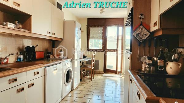 Magnifique appartement T4 de 89m2, à proximité immédiate de la douane de Pierre-à-Bochet, du tram et de la voie verte en direction de Genève.
Accès rapide Genève / frontière Suisse.

Composé d'une entrée, cuisine semi-ouverte sur un spacieux espace vie salon-séjour. L'espace vie donne accès à une spacieuse terrasse de 21 m² sans vis-à-vis.
Côté espace nuit, vous bénéficierez de 3 chambres dont une chambre ayant accès à la terrasse, une salle de bains composée d'une grande vasque + baignoire.

Belle résidence entretenue disposant de belles prestations (bel accueil, communs, ascenseur).
La terrasse est exposée plein sud, sans vis à vis, avec possibilité de la fermer en véranda selon le règlement de copropriété.

Emplacement idéal, proche écoles, commerces, transports : voie verte à 50 mètres, tramway et bus à 300 mètres, gare routière à 1 km.
Beau parc nature à proximité immédiate de la résidence pour passer de bons moments détente.

Chauffage électrique : DPE C
Profitez d'une belle cave en sous-sol pour entreposer du matériel.

Au pied de la résidence, grand parking privatif sécurisé par une barrière. Places libres disponibles en grande quantité.

Appartement idéal pour une famille ou un investissement patrimonial.
