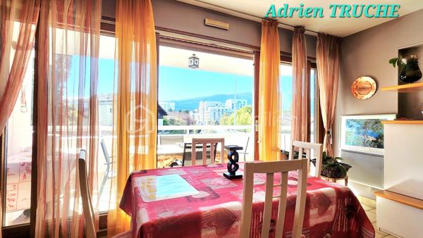 Magnifique appartement T4 de 89m2, à proximité immédiate de la douane de Pierre-à-Bochet, du tram et de la voie verte en direction de Genève.
Accès rapide Genève / frontière Suisse.

Composé d'une entrée, cuisine semi-ouverte sur un spacieux espace vie salon-séjour. L'espace vie donne accès à une spacieuse terrasse de 21 m² sans vis-à-vis.
Côté espace nuit, vous bénéficierez de 3 chambres dont une chambre ayant accès à la terrasse, une salle de bains composée d'une grande vasque + baignoire.

Belle résidence entretenue disposant de belles prestations (bel accueil, communs, ascenseur).
La terrasse est exposée plein sud, sans vis à vis, avec possibilité de la fermer en véranda selon le règlement de copropriété.

Emplacement idéal, proche écoles, commerces, transports : voie verte à 50 mètres, tramway et bus à 300 mètres, gare routière à 1 km.
Beau parc nature à proximité immédiate de la résidence pour passer de bons moments détente.

Chauffage électrique : DPE C
Profitez d'une belle cave en sous-sol pour entreposer du matériel.

Au pied de la résidence, grand parking privatif sécurisé par une barrière. Places libres disponibles en grande quantité.

Appartement idéal pour une famille ou un investissement patrimonial.