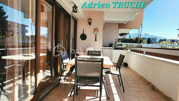 Magnifique appartement T4 de 89m2, à proximité immédiate de la douane de Pierre-à-Bochet, du tram et de la voie verte en direction de Genève.
Accès rapide Genève / frontière Suisse.

Composé d'une entrée, cuisine semi-ouverte sur un spacieux espace vie salon-séjour. L'espace vie donne accès à une spacieuse terrasse de 21 m² sans vis-à-vis.
Côté espace nuit, vous bénéficierez de 3 chambres dont une chambre ayant accès à la terrasse, une salle de bains composée d'une grande vasque + baignoire.

Belle résidence entretenue disposant de belles prestations (bel accueil, communs, ascenseur).
La terrasse est exposée plein sud, sans vis à vis, avec possibilité de la fermer en véranda selon le règlement de copropriété.

Emplacement idéal, proche écoles, commerces, transports : voie verte à 50 mètres, tramway et bus à 300 mètres, gare routière à 1 km.
Beau parc nature à proximité immédiate de la résidence pour passer de bons moments détente.

Chauffage électrique : DPE C
Profitez d'une belle cave en sous-sol pour entreposer du matériel.

Au pied de la résidence, grand parking privatif sécurisé par une barrière. Places libres disponibles en grande quantité.

Appartement idéal pour une famille ou un investissement patrimonial.