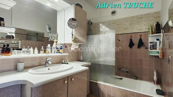 Magnifique appartement T4 de 89m2, à proximité immédiate de la douane de Pierre-à-Bochet, du tram et de la voie verte en direction de Genève.
Accès rapide Genève / frontière Suisse.

Composé d'une entrée, cuisine semi-ouverte sur un spacieux espace vie salon-séjour. L'espace vie donne accès à une spacieuse terrasse de 21 m² sans vis-à-vis.
Côté espace nuit, vous bénéficierez de 3 chambres dont une chambre ayant accès à la terrasse, une salle de bains composée d'une grande vasque + baignoire.

Belle résidence entretenue disposant de belles prestations (bel accueil, communs, ascenseur).
La terrasse est exposée plein sud, sans vis à vis, avec possibilité de la fermer en véranda selon le règlement de copropriété.

Emplacement idéal, proche écoles, commerces, transports : voie verte à 50 mètres, tramway et bus à 300 mètres, gare routière à 1 km.
Beau parc nature à proximité immédiate de la résidence pour passer de bons moments détente.

Chauffage électrique : DPE C
Profitez d'une belle cave en sous-sol pour entreposer du matériel.

Au pied de la résidence, grand parking privatif sécurisé par une barrière. Places libres disponibles en grande quantité.

Appartement idéal pour une famille ou un investissement patrimonial.