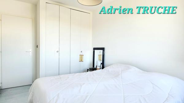 Magnifique appartement T4 de 89m2, à proximité immédiate de la douane de Pierre-à-Bochet, du tram et de la voie verte en direction de Genève.
Accès rapide Genève / frontière Suisse.

Composé d'une entrée, cuisine semi-ouverte sur un spacieux espace vie salon-séjour. L'espace vie donne accès à une spacieuse terrasse de 21 m² sans vis-à-vis.
Côté espace nuit, vous bénéficierez de 3 chambres dont une chambre ayant accès à la terrasse, une salle de bains composée d'une grande vasque + baignoire.

Belle résidence entretenue disposant de belles prestations (bel accueil, communs, ascenseur).
La terrasse est exposée plein sud, sans vis à vis, avec possibilité de la fermer en véranda selon le règlement de copropriété.

Emplacement idéal, proche écoles, commerces, transports : voie verte à 50 mètres, tramway et bus à 300 mètres, gare routière à 1 km.
Beau parc nature à proximité immédiate de la résidence pour passer de bons moments détente.

Chauffage électrique : DPE C
Profitez d'une belle cave en sous-sol pour entreposer du matériel.

Au pied de la résidence, grand parking privatif sécurisé par une barrière. Places libres disponibles en grande quantité.

Appartement idéal pour une famille ou un investissement patrimonial.