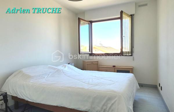 Magnifique appartement T4 de 89m2, à proximité immédiate de la douane de Pierre-à-Bochet, du tram et de la voie verte en direction de Genève.
Accès rapide Genève / frontière Suisse.

Composé d'une entrée, cuisine semi-ouverte sur un spacieux espace vie salon-séjour. L'espace vie donne accès à une spacieuse terrasse de 21 m² sans vis-à-vis.
Côté espace nuit, vous bénéficierez de 3 chambres dont une chambre ayant accès à la terrasse, une salle de bains composée d'une grande vasque + baignoire.

Belle résidence entretenue disposant de belles prestations (bel accueil, communs, ascenseur).
La terrasse est exposée plein sud, sans vis à vis, avec possibilité de la fermer en véranda selon le règlement de copropriété.

Emplacement idéal, proche écoles, commerces, transports : voie verte à 50 mètres, tramway et bus à 300 mètres, gare routière à 1 km.
Beau parc nature à proximité immédiate de la résidence pour passer de bons moments détente.

Chauffage électrique : DPE C
Profitez d'une belle cave en sous-sol pour entreposer du matériel.

Au pied de la résidence, grand parking privatif sécurisé par une barrière. Places libres disponibles en grande quantité.

Appartement idéal pour une famille ou un investissement patrimonial.