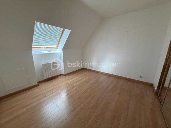 L'OREE DE MENNECY,  dans un environnement agréable,  découvrez cette maison individuelle  de 141 M2 en impasse, à quelques mètres du centre ville, proche des commerces, des écoles et des transports. 
Elle offre au rez-de-chaussée une entrée avec placard, un wc indépendant avec lave mains. Un bel espace de vie de 41 M2  environ comprenant un séjour/salle à manger avec cheminée à insert donnant sur une cuisine  ouverte, aménagée et équipée. Cet ensemble s'ouvre directement sur une véranda de plus de 18 m2 avec baies coulissantes offrant un espace  de vie supplémentaire très agréable pour profiter de la lumière toute l'année. Un cellier attenant à la cuisine pour un espace de rangement supplémentaire et un garage avec porte motorisée.
Au 1er étage, un palier dessert 4 belles chambres avec placards, une salle d'eau avec WC et une salle de bains.
 Les combles  aménagés au 2 ème étage acceuillent une chambre supplémentaire ainsi qu'un espace bureau , idéal pour la télétravail ou en salle de jeux pour les enfants.
A l'extérieur, vous apprécierez un jardin clos  et arboré de 452 M2 agrémenté d'un cabanon. 
Les fenêtres sont en PVC  double vitrage, les volets en aluminium et la toiture a été démoussé et révisé.
 IDEAL POUR UNE FAMILLE à la recherche de volumes et de fonctionnalité.