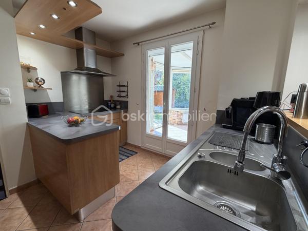 L'OREE DE MENNECY,  dans un environnement agréable,  découvrez cette maison individuelle  de 141 M2 en impasse, à quelques mètres du centre ville, proche des commerces, des écoles et des transports. 
Elle offre au rez-de-chaussée une entrée avec placard, un wc indépendant avec lave mains. Un bel espace de vie de 41 M2  environ comprenant un séjour/salle à manger avec cheminée à insert donnant sur une cuisine  ouverte, aménagée et équipée. Cet ensemble s'ouvre directement sur une véranda de plus de 18 m2 avec baies coulissantes offrant un espace  de vie supplémentaire très agréable pour profiter de la lumière toute l'année. Un cellier attenant à la cuisine pour un espace de rangement supplémentaire et un garage avec porte motorisée.
Au 1er étage, un palier dessert 4 belles chambres avec placards, une salle d'eau avec WC et une salle de bains.
 Les combles  aménagés au 2 ème étage acceuillent une chambre supplémentaire ainsi qu'un espace bureau , idéal pour la télétravail ou en salle de jeux pour les enfants.
A l'extérieur, vous apprécierez un jardin clos  et arboré de 452 M2 agrémenté d'un cabanon. 
Les fenêtres sont en PVC  double vitrage, les volets en aluminium et la toiture a été démoussé et révisé.
 IDEAL POUR UNE FAMILLE à la recherche de volumes et de fonctionnalité.