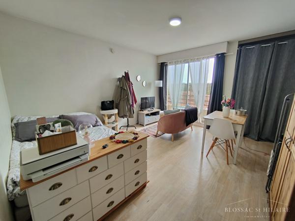 Studio idéalement situé avec balcon et place de parking