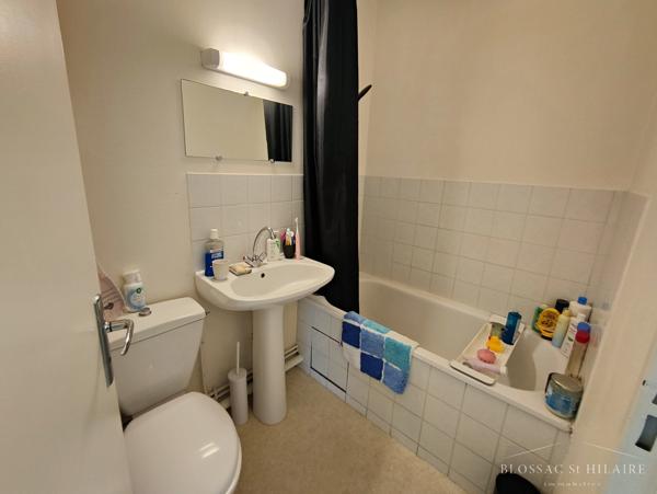 Studio idéalement situé avec balcon et place de parking