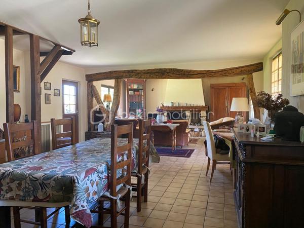 Au calme absolu, dans un charmant village du Perche, laissez-vous séduire par cette superbe longère de caractère d'environ 180 m2, nichée dans un écrin de verdure de près de 800 m2 clos et ouvert sur la nature environnante.
Elle comprend au rez-de-chaussée une vaste pièce de vie lumineuse d'environ 50 m2 avec cheminée insert, idéale pour les moments de convivialité en famille, ainsi qu'une cuisine fonctionnelle et de nombreux espaces de rangement.
L'espace nuit propose 5 chambres, dont une avec douche privative, ainsi que 2 salles de bain permettant un confort optimal pour toute la famille.
Vous apprécierez également son atelier de dessin spacieux et baigné de lumière, offrant de multiples possibilités : espace artistique, bureau, salle de jeux, home cinéma ou télétravail.
Le bien bénéficie d'un système de chauffage par chaudière à granulés alliant confort et performance énergétique.
A l'arrière de la maison, un projet de véranda pourra facilement être envisagé afin de profiter pleinement de la vue dégagée sur le jardin et la campagne environnante, et le terrain est piscinable !
Volumes, luminosité, charme de l'ancien et environnement paisible font de cette propriété une opportunité rare sur le secteur.
A découvrir sans tarder !