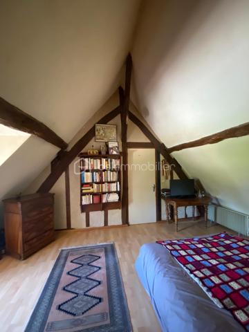 Au calme absolu, dans un charmant village du Perche, laissez-vous séduire par cette superbe longère de caractère d'environ 180 m2, nichée dans un écrin de verdure de près de 800 m2 clos et ouvert sur la nature environnante.
Elle comprend au rez-de-chaussée une vaste pièce de vie lumineuse d'environ 50 m2 avec cheminée insert, idéale pour les moments de convivialité en famille, ainsi qu'une cuisine fonctionnelle et de nombreux espaces de rangement.
L'espace nuit propose 5 chambres, dont une avec douche privative, ainsi que 2 salles de bain permettant un confort optimal pour toute la famille.
Vous apprécierez également son atelier de dessin spacieux et baigné de lumière, offrant de multiples possibilités : espace artistique, bureau, salle de jeux, home cinéma ou télétravail.
Le bien bénéficie d'un système de chauffage par chaudière à granulés alliant confort et performance énergétique.
A l'arrière de la maison, un projet de véranda pourra facilement être envisagé afin de profiter pleinement de la vue dégagée sur le jardin et la campagne environnante, et le terrain est piscinable !
Volumes, luminosité, charme de l'ancien et environnement paisible font de cette propriété une opportunité rare sur le secteur.
A découvrir sans tarder !