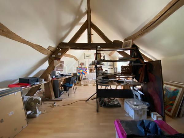 Au calme absolu, dans un charmant village du Perche, laissez-vous séduire par cette superbe longère de caractère d'environ 180 m2, nichée dans un écrin de verdure de près de 800 m2 clos et ouvert sur la nature environnante.
Elle comprend au rez-de-chaussée une vaste pièce de vie lumineuse d'environ 50 m2 avec cheminée insert, idéale pour les moments de convivialité en famille, ainsi qu'une cuisine fonctionnelle et de nombreux espaces de rangement.
L'espace nuit propose 5 chambres, dont une avec douche privative, ainsi que 2 salles de bain permettant un confort optimal pour toute la famille.
Vous apprécierez également son atelier de dessin spacieux et baigné de lumière, offrant de multiples possibilités : espace artistique, bureau, salle de jeux, home cinéma ou télétravail.
Le bien bénéficie d'un système de chauffage par chaudière à granulés alliant confort et performance énergétique.
A l'arrière de la maison, un projet de véranda pourra facilement être envisagé afin de profiter pleinement de la vue dégagée sur le jardin et la campagne environnante, et le terrain est piscinable !
Volumes, luminosité, charme de l'ancien et environnement paisible font de cette propriété une opportunité rare sur le secteur.
A découvrir sans tarder !