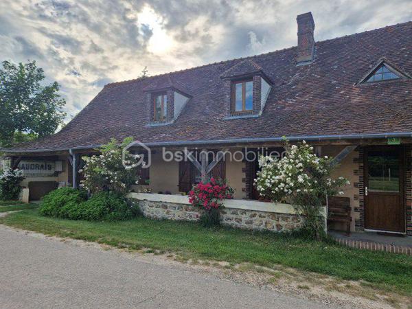 Au calme absolu, dans un charmant village du Perche, laissez-vous séduire par cette superbe longère de caractère d'environ 180 m2, nichée dans un écrin de verdure de près de 800 m2 clos et ouvert sur la nature environnante.
Elle comprend au rez-de-chaussée une vaste pièce de vie lumineuse d'environ 50 m2 avec cheminée insert, idéale pour les moments de convivialité en famille, ainsi qu'une cuisine fonctionnelle et de nombreux espaces de rangement.
L'espace nuit propose 5 chambres, dont une avec douche privative, ainsi que 2 salles de bain permettant un confort optimal pour toute la famille.
Vous apprécierez également son atelier de dessin spacieux et baigné de lumière, offrant de multiples possibilités : espace artistique, bureau, salle de jeux, home cinéma ou télétravail.
Le bien bénéficie d'un système de chauffage par chaudière à granulés alliant confort et performance énergétique.
A l'arrière de la maison, un projet de véranda pourra facilement être envisagé afin de profiter pleinement de la vue dégagée sur le jardin et la campagne environnante, et le terrain est piscinable !
Volumes, luminosité, charme de l'ancien et environnement paisible font de cette propriété une opportunité rare sur le secteur.
A découvrir sans tarder !