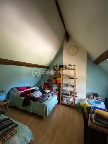 Au calme absolu, dans un charmant village du Perche, laissez-vous séduire par cette superbe longère de caractère d'environ 180 m2, nichée dans un écrin de verdure de près de 800 m2 clos et ouvert sur la nature environnante.
Elle comprend au rez-de-chaussée une vaste pièce de vie lumineuse d'environ 50 m2 avec cheminée insert, idéale pour les moments de convivialité en famille, ainsi qu'une cuisine fonctionnelle et de nombreux espaces de rangement.
L'espace nuit propose 5 chambres, dont une avec douche privative, ainsi que 2 salles de bain permettant un confort optimal pour toute la famille.
Vous apprécierez également son atelier de dessin spacieux et baigné de lumière, offrant de multiples possibilités : espace artistique, bureau, salle de jeux, home cinéma ou télétravail.
Le bien bénéficie d'un système de chauffage par chaudière à granulés alliant confort et performance énergétique.
A l'arrière de la maison, un projet de véranda pourra facilement être envisagé afin de profiter pleinement de la vue dégagée sur le jardin et la campagne environnante, et le terrain est piscinable !
Volumes, luminosité, charme de l'ancien et environnement paisible font de cette propriété une opportunité rare sur le secteur.
A découvrir sans tarder !