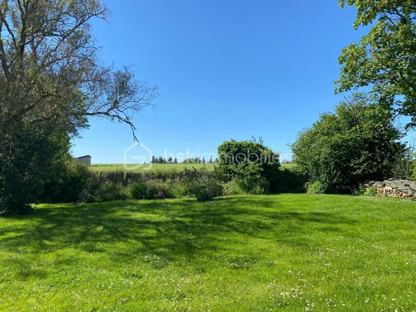 Au calme absolu, dans un charmant village du Perche, laissez-vous séduire par cette superbe longère de caractère d'environ 180 m2, nichée dans un écrin de verdure de près de 800 m2 clos et ouvert sur la nature environnante.
Elle comprend au rez-de-chaussée une vaste pièce de vie lumineuse d'environ 50 m2 avec cheminée insert, idéale pour les moments de convivialité en famille, ainsi qu'une cuisine fonctionnelle et de nombreux espaces de rangement.
L'espace nuit propose 5 chambres, dont une avec douche privative, ainsi que 2 salles de bain permettant un confort optimal pour toute la famille.
Vous apprécierez également son atelier de dessin spacieux et baigné de lumière, offrant de multiples possibilités : espace artistique, bureau, salle de jeux, home cinéma ou télétravail.
Le bien bénéficie d'un système de chauffage par chaudière à granulés alliant confort et performance énergétique.
A l'arrière de la maison, un projet de véranda pourra facilement être envisagé afin de profiter pleinement de la vue dégagée sur le jardin et la campagne environnante, et le terrain est piscinable !
Volumes, luminosité, charme de l'ancien et environnement paisible font de cette propriété une opportunité rare sur le secteur.
A découvrir sans tarder !