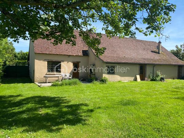 Au calme absolu, dans un charmant village du Perche, laissez-vous séduire par cette superbe longère de caractère d'environ 180 m2, nichée dans un écrin de verdure de près de 800 m2 clos et ouvert sur la nature environnante.
Elle comprend au rez-de-chaussée une vaste pièce de vie lumineuse d'environ 50 m2 avec cheminée insert, idéale pour les moments de convivialité en famille, ainsi qu'une cuisine fonctionnelle et de nombreux espaces de rangement.
L'espace nuit propose 5 chambres, dont une avec douche privative, ainsi que 2 salles de bain permettant un confort optimal pour toute la famille.
Vous apprécierez également son atelier de dessin spacieux et baigné de lumière, offrant de multiples possibilités : espace artistique, bureau, salle de jeux, home cinéma ou télétravail.
Le bien bénéficie d'un système de chauffage par chaudière à granulés alliant confort et performance énergétique.
A l'arrière de la maison, un projet de véranda pourra facilement être envisagé afin de profiter pleinement de la vue dégagée sur le jardin et la campagne environnante, et le terrain est piscinable !
Volumes, luminosité, charme de l'ancien et environnement paisible font de cette propriété une opportunité rare sur le secteur.
A découvrir sans tarder !