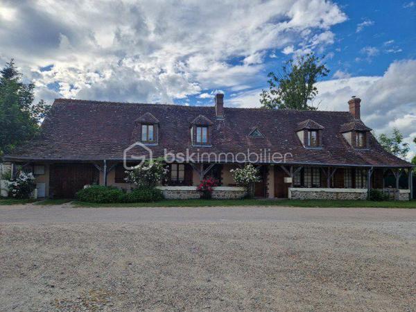 Au calme absolu, dans un charmant village du Perche, laissez-vous séduire par cette superbe longère de caractère d'environ 180 m2, nichée dans un écrin de verdure de près de 800 m2 clos et ouvert sur la nature environnante.
Elle comprend au rez-de-chaussée une vaste pièce de vie lumineuse d'environ 50 m2 avec cheminée insert, idéale pour les moments de convivialité en famille, ainsi qu'une cuisine fonctionnelle et de nombreux espaces de rangement.
L'espace nuit propose 5 chambres, dont une avec douche privative, ainsi que 2 salles de bain permettant un confort optimal pour toute la famille.
Vous apprécierez également son atelier de dessin spacieux et baigné de lumière, offrant de multiples possibilités : espace artistique, bureau, salle de jeux, home cinéma ou télétravail.
Le bien bénéficie d'un système de chauffage par chaudière à granulés alliant confort et performance énergétique.
A l'arrière de la maison, un projet de véranda pourra facilement être envisagé afin de profiter pleinement de la vue dégagée sur le jardin et la campagne environnante, et le terrain est piscinable !
Volumes, luminosité, charme de l'ancien et environnement paisible font de cette propriété une opportunité rare sur le secteur.
A découvrir sans tarder !