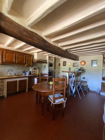 Au calme absolu, dans un charmant village du Perche, laissez-vous séduire par cette superbe longère de caractère d'environ 180 m2, nichée dans un écrin de verdure de près de 800 m2 clos et ouvert sur la nature environnante.
Elle comprend au rez-de-chaussée une vaste pièce de vie lumineuse d'environ 50 m2 avec cheminée insert, idéale pour les moments de convivialité en famille, ainsi qu'une cuisine fonctionnelle et de nombreux espaces de rangement.
L'espace nuit propose 5 chambres, dont une avec douche privative, ainsi que 2 salles de bain permettant un confort optimal pour toute la famille.
Vous apprécierez également son atelier de dessin spacieux et baigné de lumière, offrant de multiples possibilités : espace artistique, bureau, salle de jeux, home cinéma ou télétravail.
Le bien bénéficie d'un système de chauffage par chaudière à granulés alliant confort et performance énergétique.
A l'arrière de la maison, un projet de véranda pourra facilement être envisagé afin de profiter pleinement de la vue dégagée sur le jardin et la campagne environnante, et le terrain est piscinable !
Volumes, luminosité, charme de l'ancien et environnement paisible font de cette propriété une opportunité rare sur le secteur.
A découvrir sans tarder !