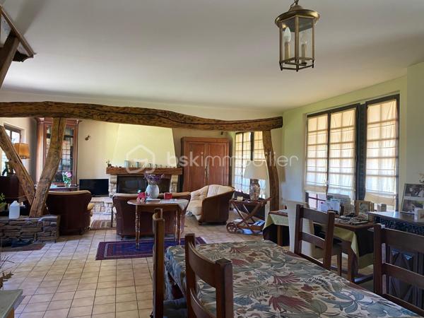 Au calme absolu, dans un charmant village du Perche, laissez-vous séduire par cette superbe longère de caractère d'environ 180 m2, nichée dans un écrin de verdure de près de 800 m2 clos et ouvert sur la nature environnante.
Elle comprend au rez-de-chaussée une vaste pièce de vie lumineuse d'environ 50 m2 avec cheminée insert, idéale pour les moments de convivialité en famille, ainsi qu'une cuisine fonctionnelle et de nombreux espaces de rangement.
L'espace nuit propose 5 chambres, dont une avec douche privative, ainsi que 2 salles de bain permettant un confort optimal pour toute la famille.
Vous apprécierez également son atelier de dessin spacieux et baigné de lumière, offrant de multiples possibilités : espace artistique, bureau, salle de jeux, home cinéma ou télétravail.
Le bien bénéficie d'un système de chauffage par chaudière à granulés alliant confort et performance énergétique.
A l'arrière de la maison, un projet de véranda pourra facilement être envisagé afin de profiter pleinement de la vue dégagée sur le jardin et la campagne environnante, et le terrain est piscinable !
Volumes, luminosité, charme de l'ancien et environnement paisible font de cette propriété une opportunité rare sur le secteur.
A découvrir sans tarder !