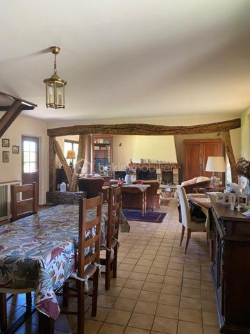 Au calme absolu, dans un charmant village du Perche, laissez-vous séduire par cette superbe longère de caractère d'environ 180 m2, nichée dans un écrin de verdure de près de 800 m2 clos et ouvert sur la nature environnante.
Elle comprend au rez-de-chaussée une vaste pièce de vie lumineuse d'environ 50 m2 avec cheminée insert, idéale pour les moments de convivialité en famille, ainsi qu'une cuisine fonctionnelle et de nombreux espaces de rangement.
L'espace nuit propose 5 chambres, dont une avec douche privative, ainsi que 2 salles de bain permettant un confort optimal pour toute la famille.
Vous apprécierez également son atelier de dessin spacieux et baigné de lumière, offrant de multiples possibilités : espace artistique, bureau, salle de jeux, home cinéma ou télétravail.
Le bien bénéficie d'un système de chauffage par chaudière à granulés alliant confort et performance énergétique.
A l'arrière de la maison, un projet de véranda pourra facilement être envisagé afin de profiter pleinement de la vue dégagée sur le jardin et la campagne environnante, et le terrain est piscinable !
Volumes, luminosité, charme de l'ancien et environnement paisible font de cette propriété une opportunité rare sur le secteur.
A découvrir sans tarder !