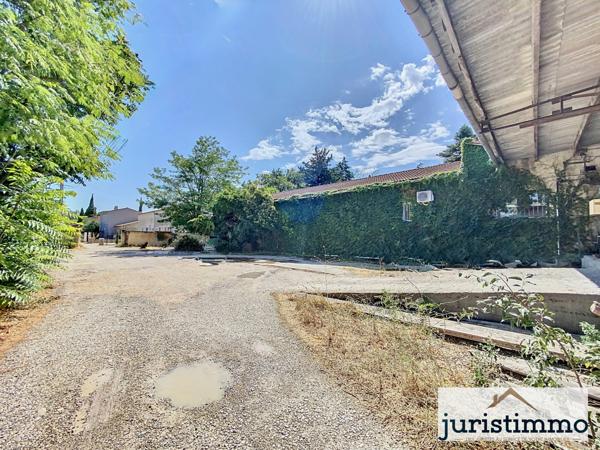 Saint-Saturnin-lès-Avignon (84450) Entrepôt 800 m2