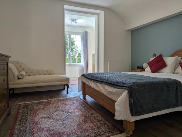 Grande propriété urbaine bénéficiant d'un emplacement exceptionnel, à quelques pas du centre-ville