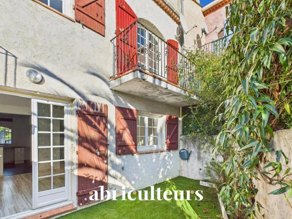 Villa mitoyenne 89m2 avec jardin, 3 chambres, combles aménagés Domaine sécurisé avec piscine à Villeneuve-Loubet