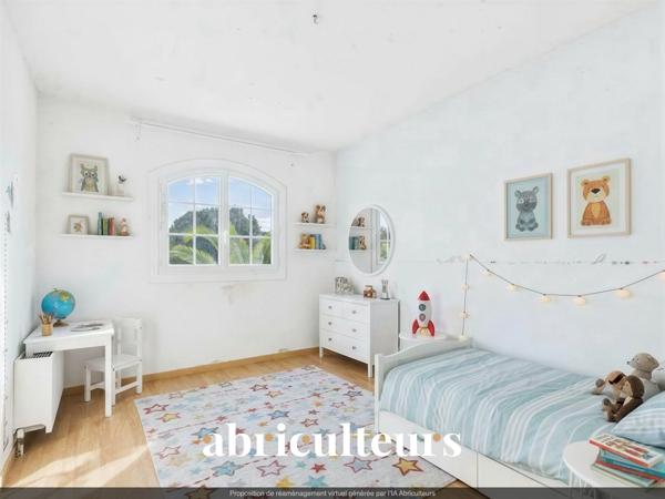 Villa mitoyenne 89m2 avec jardin, 3 chambres, combles aménagés Domaine sécurisé avec piscine à Villeneuve-Loubet