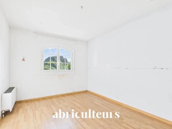 Villa mitoyenne 89m2 avec jardin, 3 chambres, combles aménagés Domaine sécurisé avec piscine à Villeneuve-Loubet