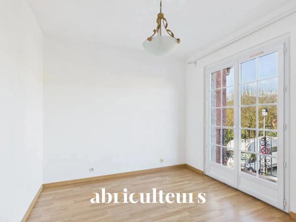 Villa mitoyenne 89m2 avec jardin, 3 chambres, combles aménagés Domaine sécurisé avec piscine à Villeneuve-Loubet