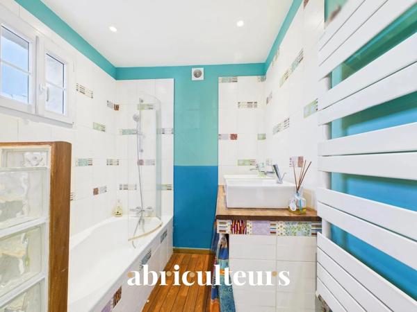 Villa mitoyenne 89m2 avec jardin, 3 chambres, combles aménagés Domaine sécurisé avec piscine à Villeneuve-Loubet