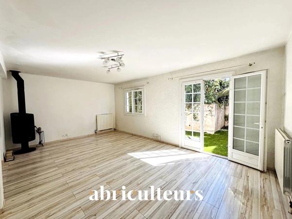 Villa mitoyenne 89m2 avec jardin, 3 chambres, combles aménagés Domaine sécurisé avec piscine à Villeneuve-Loubet
