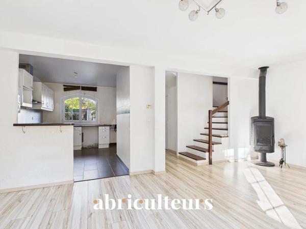 Villa mitoyenne 89m2 avec jardin, 3 chambres, combles aménagés Domaine sécurisé avec piscine à Villeneuve-Loubet