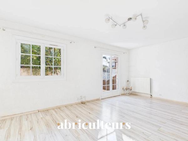 Villa mitoyenne 89m2 avec jardin, 3 chambres, combles aménagés Domaine sécurisé avec piscine à Villeneuve-Loubet