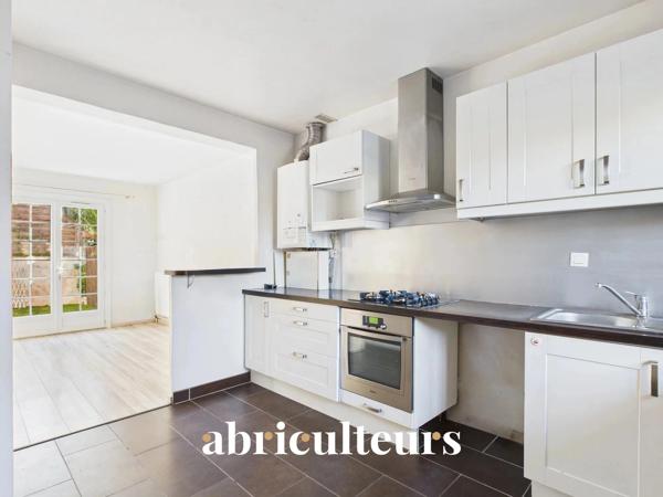Villa mitoyenne 89m2 avec jardin, 3 chambres, combles aménagés Domaine sécurisé avec piscine à Villeneuve-Loubet