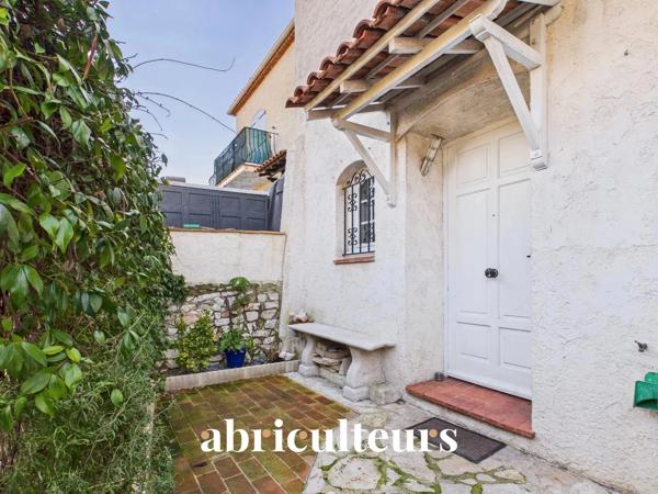Villa mitoyenne 89m2 avec jardin, 3 chambres, combles aménagés Domaine sécurisé avec piscine à Villeneuve-Loubet