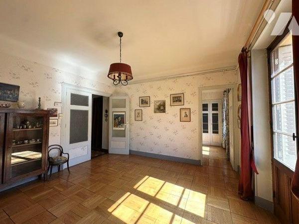 Chambéry secteur Carré Curial appartement T4 traversant et lumineux de 86 m² à rénover.

Situ...